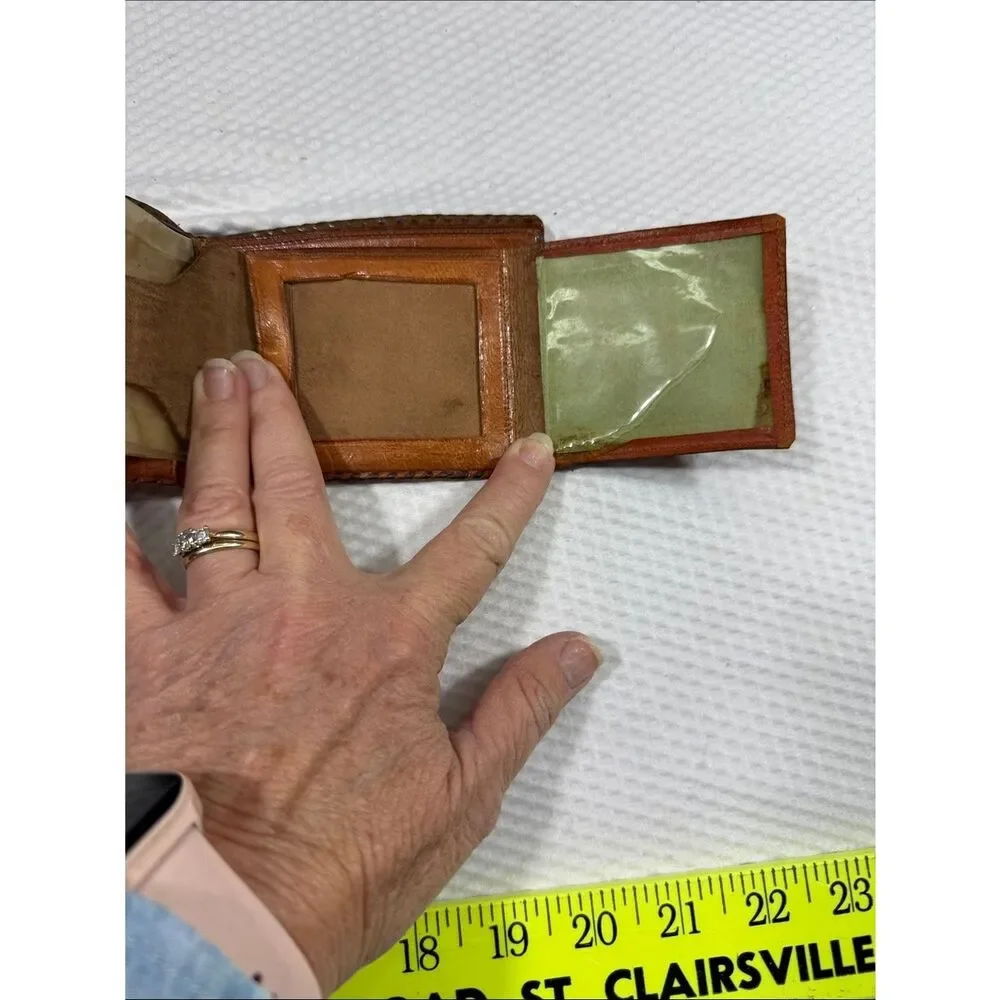 VTG Brown Tooled Leather Men's Bifold Wallet made in Mexico